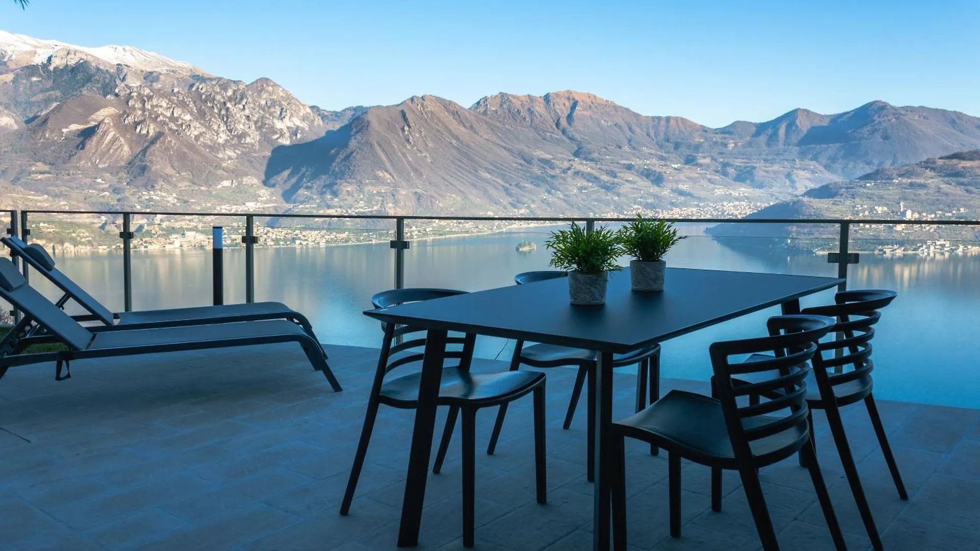 Mia Isola With Lake View, Garden And Swimming Pool Parzanica