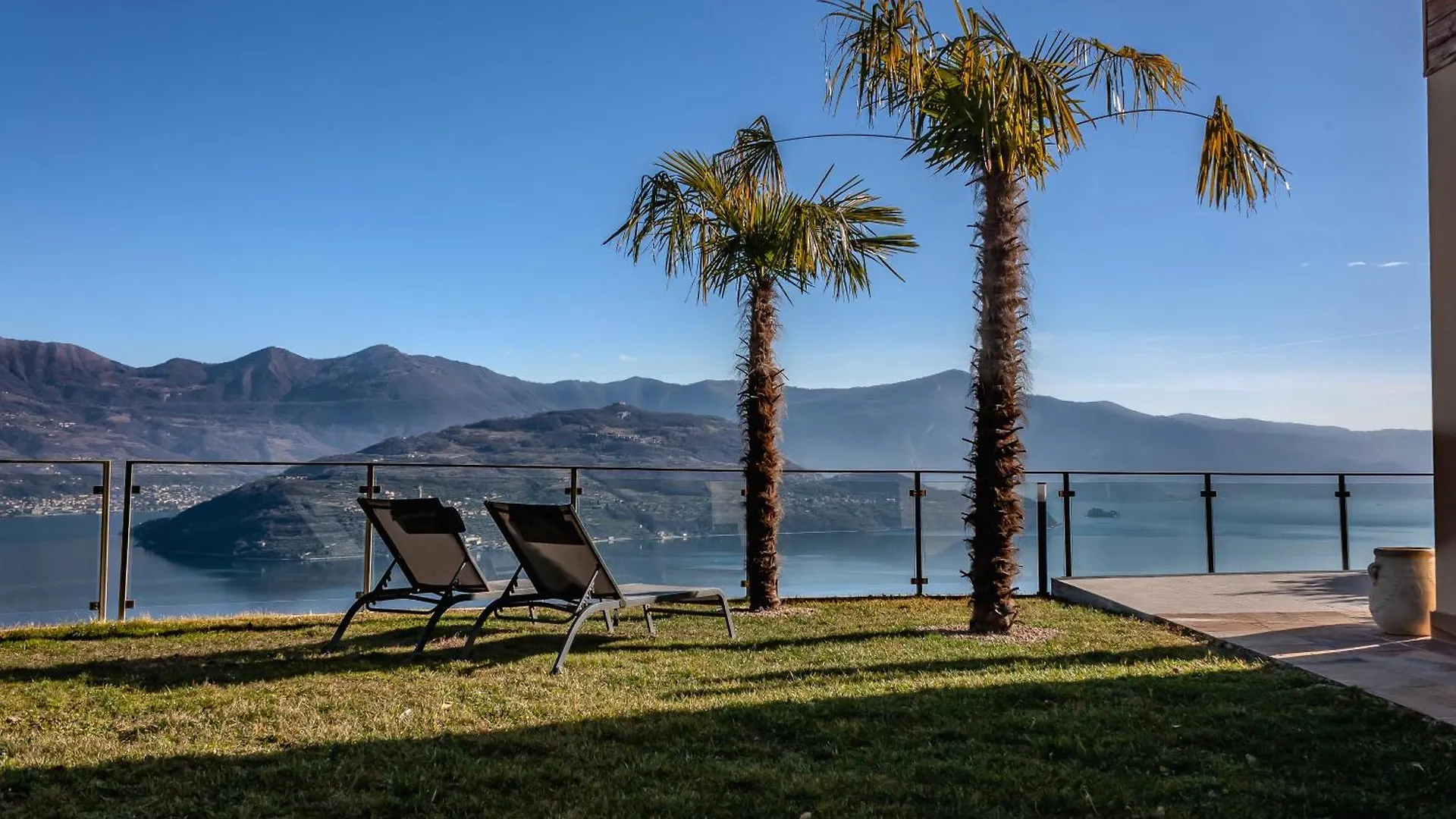 Mia Isola With Lake View, Garden And Swimming Pool Parzanica